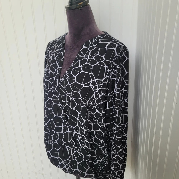 Jennifer Lopes Women’s Top Blouse Animal Print Black White Gold Print V-Neck M - Picture 10 of 16